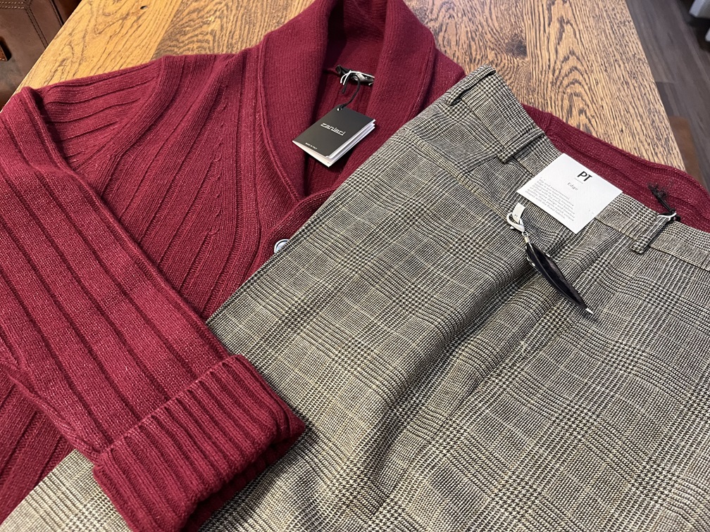 ザニエリカーディガンとチェックパンツの組み合わせ