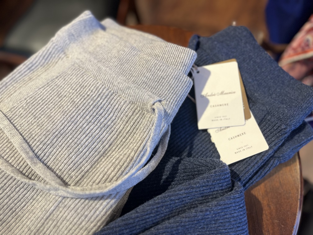 ネイビーとライトグレーの2色展開カシミヤニットパンツ