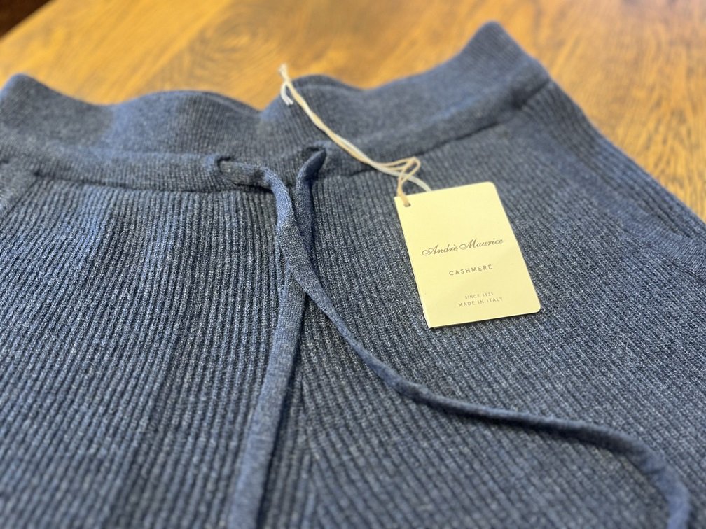 カシミヤパンツのフロントポケットとウエストドローコード