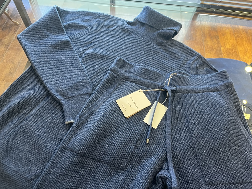 カシミヤ100％セットアップ（タートルネック×パンツ）ネイビー全体画像