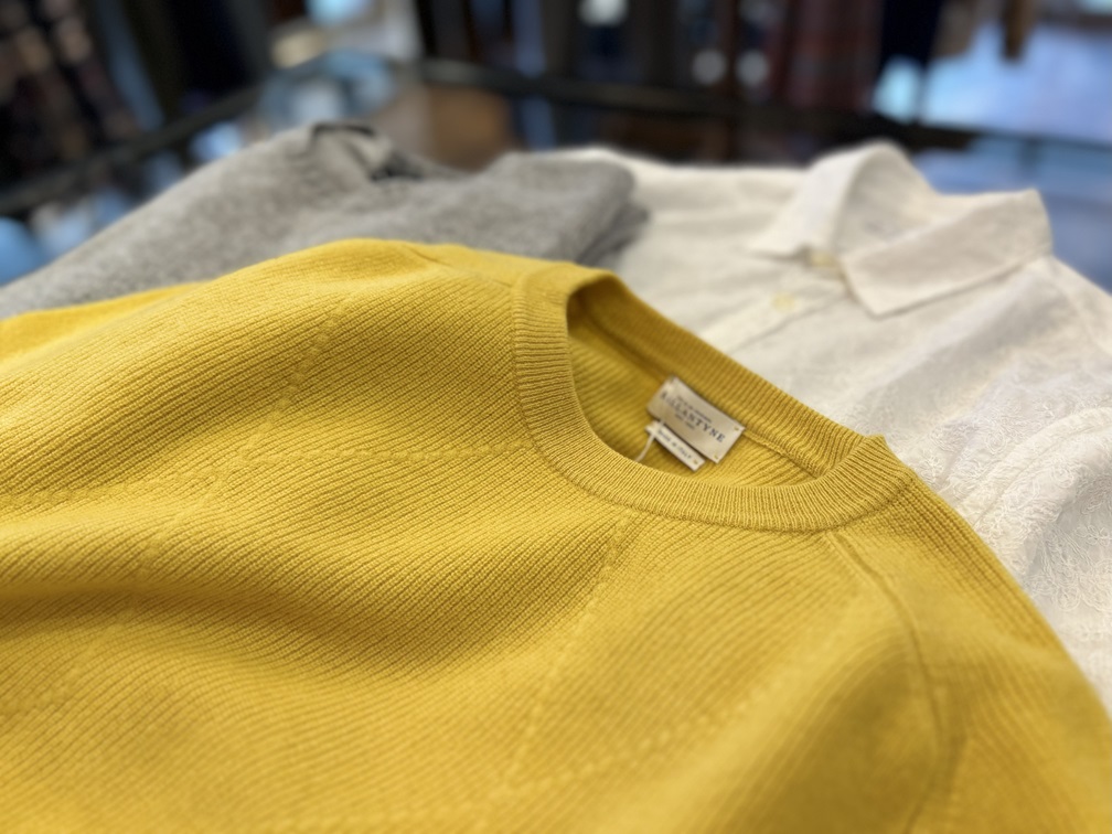 BALLANTYNE イエローニットをディスプレイした店内イメージ グレーとホワイトのコーディネート提案
