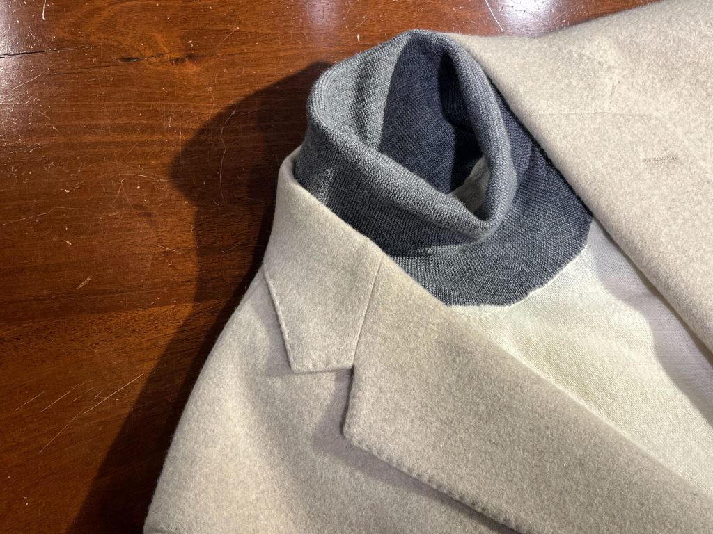 マック鈴木さんがベージュジャケットにタートルネックニットを合わせた収録時のスタイリング