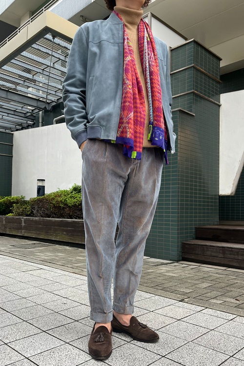 ブルーのコーデュロイパンツにスエードブルゾンを合わせたコーディネート。柔らかなトーンが秋冬の装いに軽やかさをプラス。