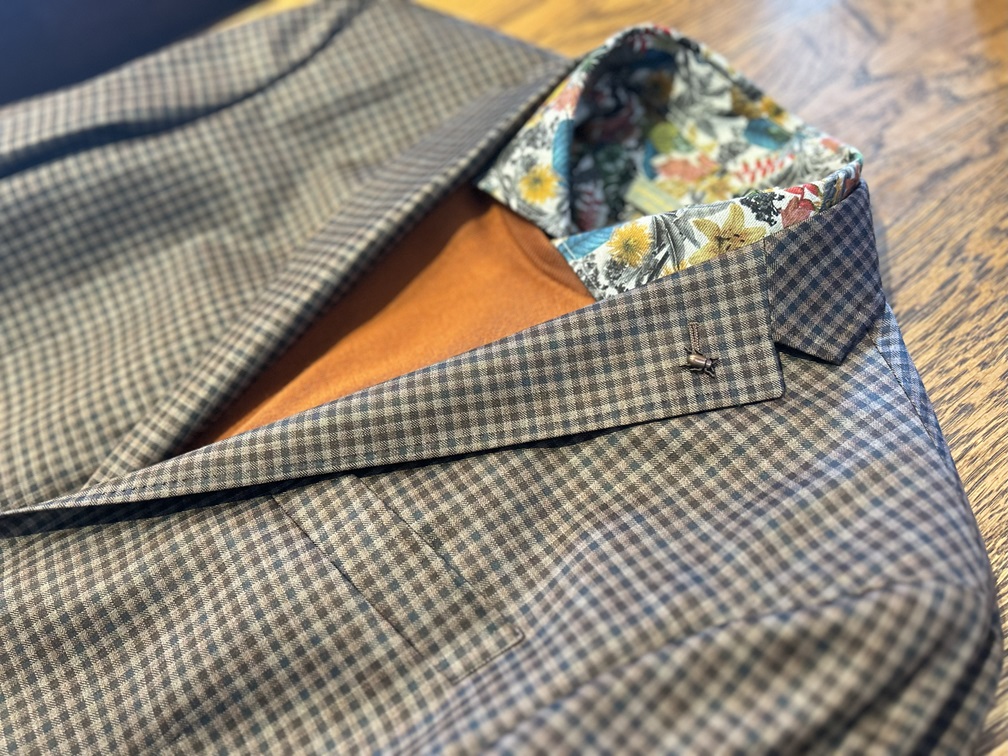 花柄シャツが印象的なCC COLLECTIONチェックジャケット、コーディネート例