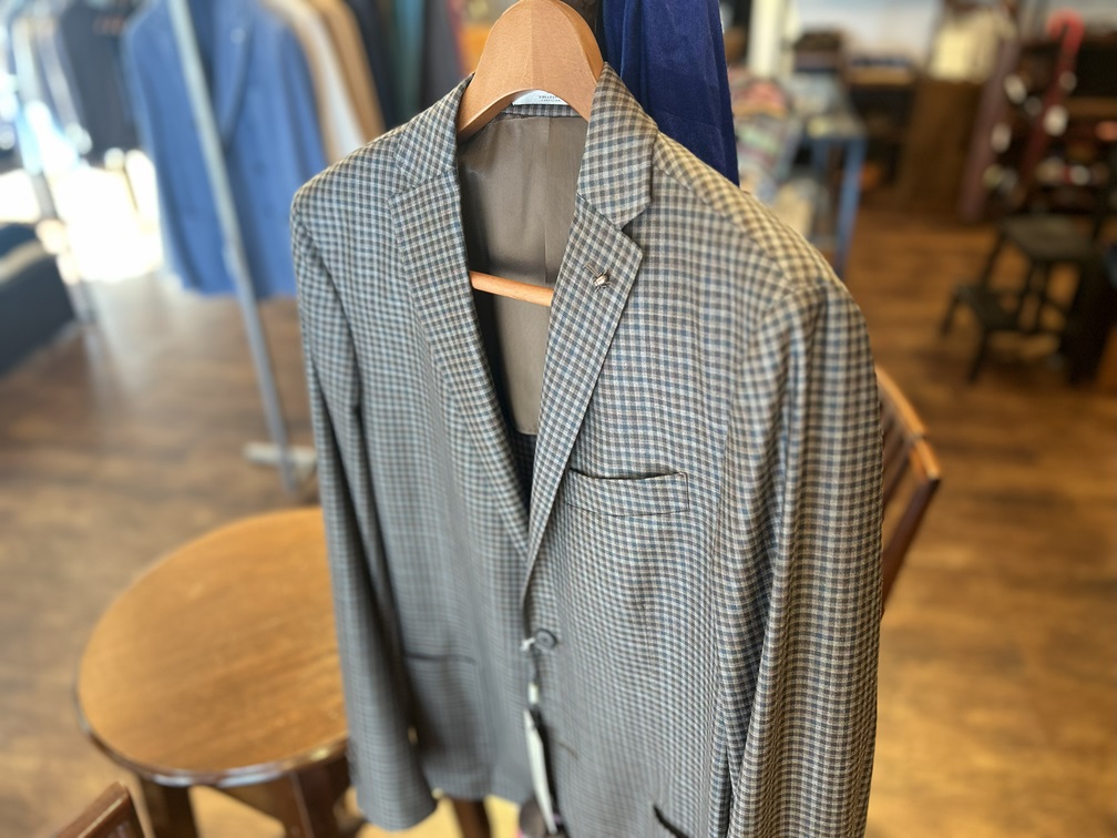 店内で展示されたCC COLLECTIONのチェックジャケット