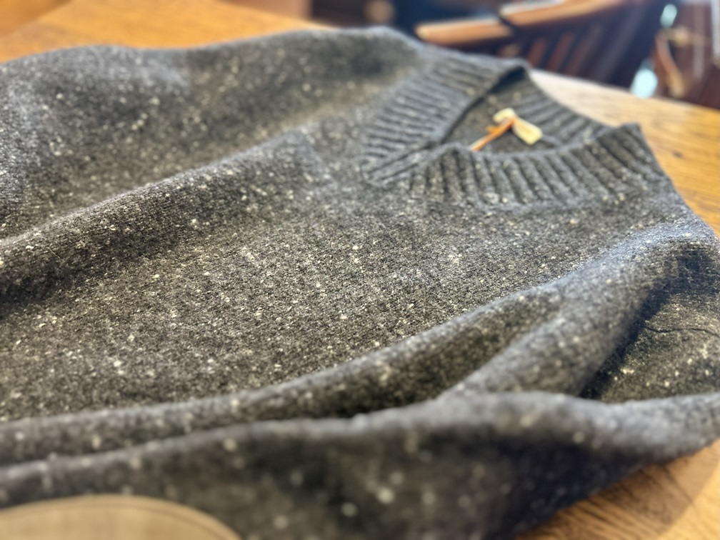 CRUCIANIのグレーニットプルオーバー。ネップ入りの生地が上質な表情を演出。