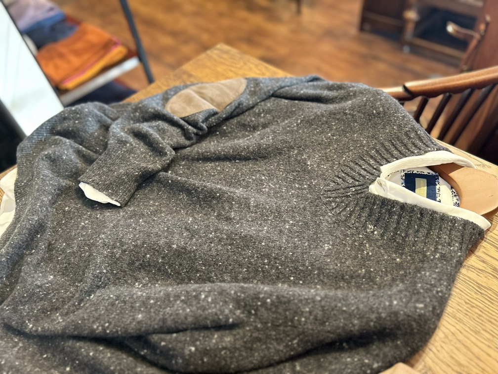 全体が見えるCRUCIANIのチャコールグレーニット。ふんわりとした質感が際立つ。