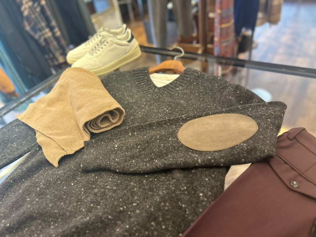 スカーフとパンツを合わせたCRUCIANIニットのコーディネート。大人の冬スタイル。