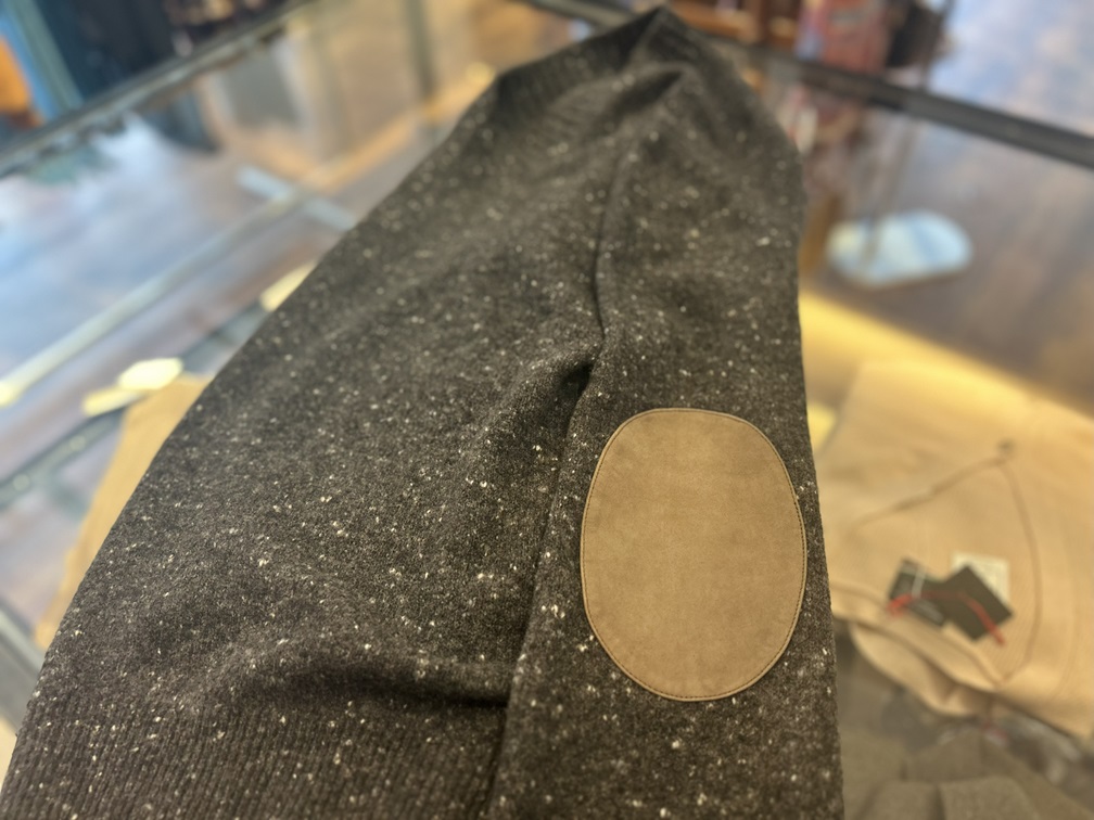 スエードのエルボーパッチが特徴的なCRUCIANIニットの袖部分。クラシックな雰囲気。