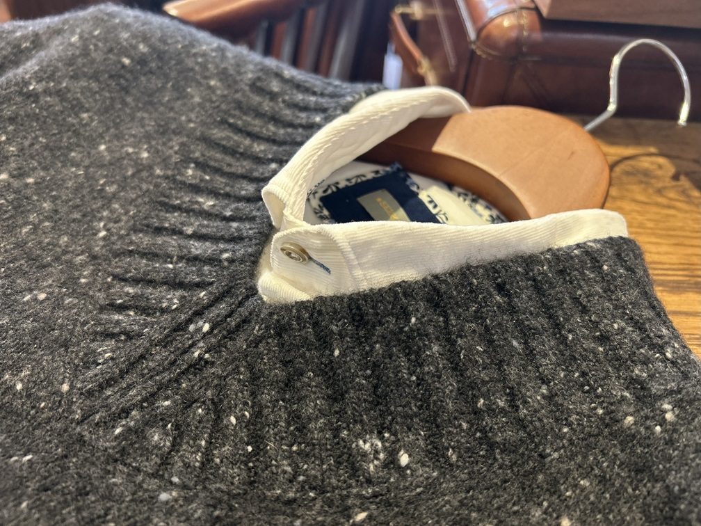 白シャツを合わせたCRUCIANIのVネックディテール。リブの太さが上品さを強調。