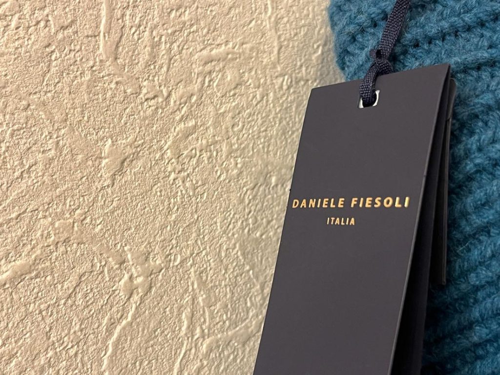 DANIELE FIESOLIのブランドタグが目を引くディテールショット