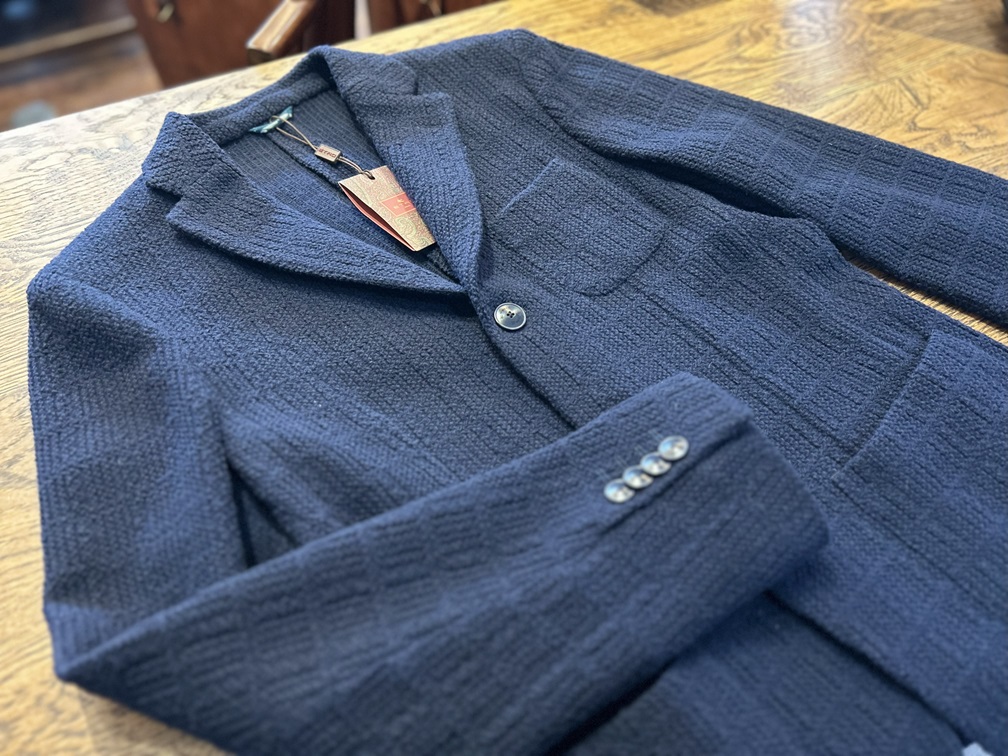 ETROネイビーニットジャケットの全体像。柔らかなウール素材と立体的なシルエットが特徴。