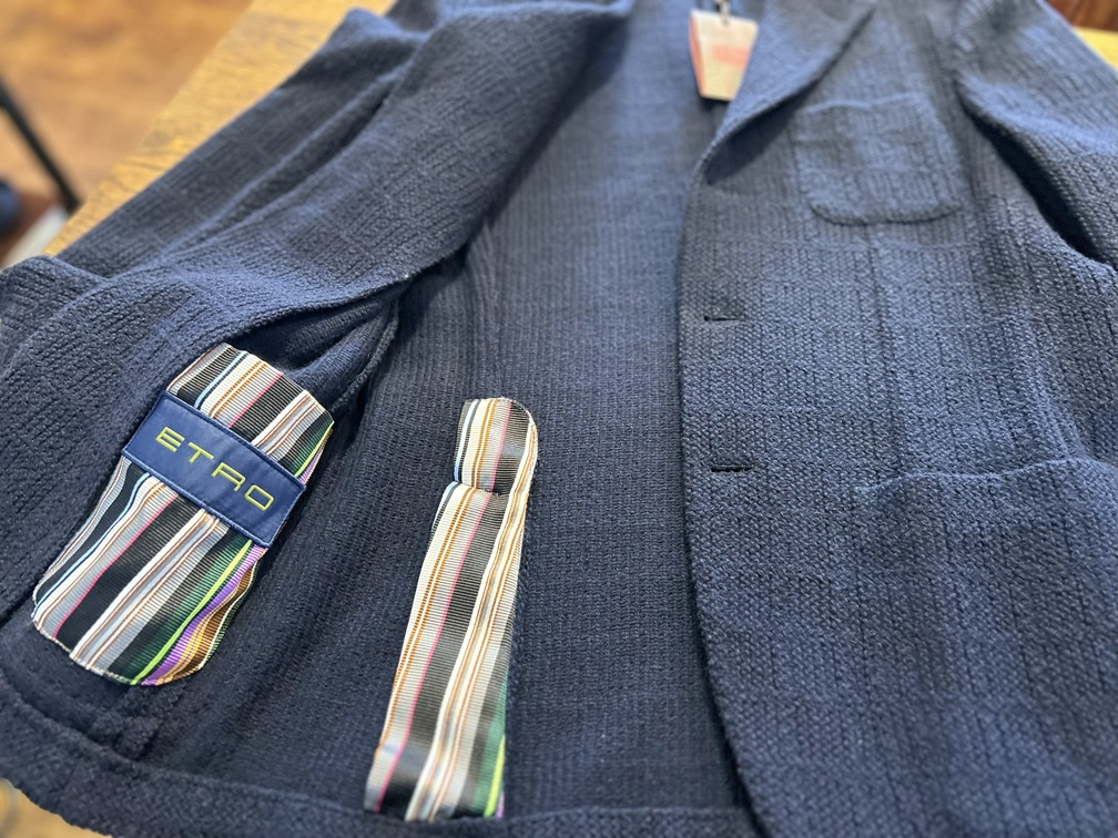 ETROジャケットの内側。カラフルなストライプ裏地とブランドロゴが印象的なディティール。