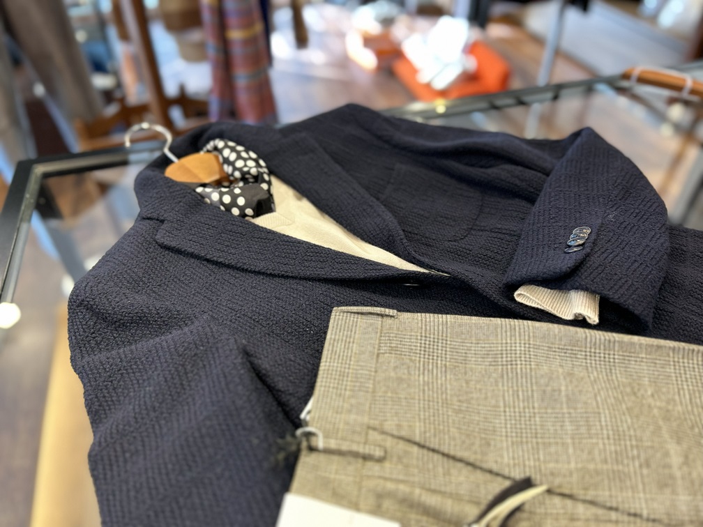 グレーパンツと合わせたETROネイビージャケットのスタイリング例。大人の上品な装い。