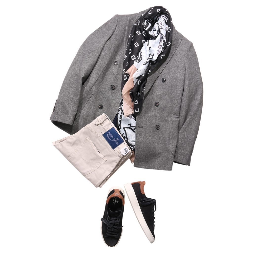 ダブルジャケットにストールとスニーカーを合わせた都会的なカジュアルスタイル