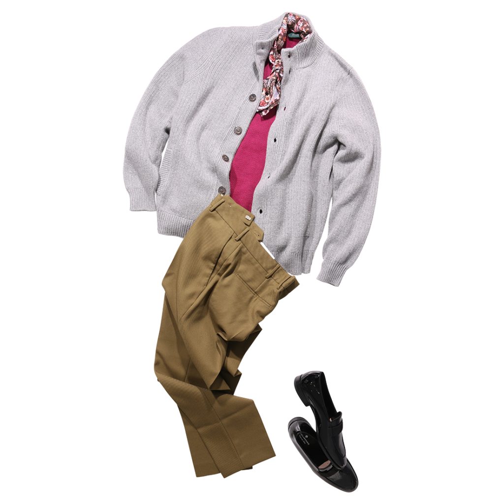グレーカラーのニットブルゾンにピンクニットとネッカチーフを差し込んだ上品なレイヤードスタイル。オリーブのPT TORINOパンツとレザーローファーで大人の洗練された装いに仕上げた平置きコーディネート。