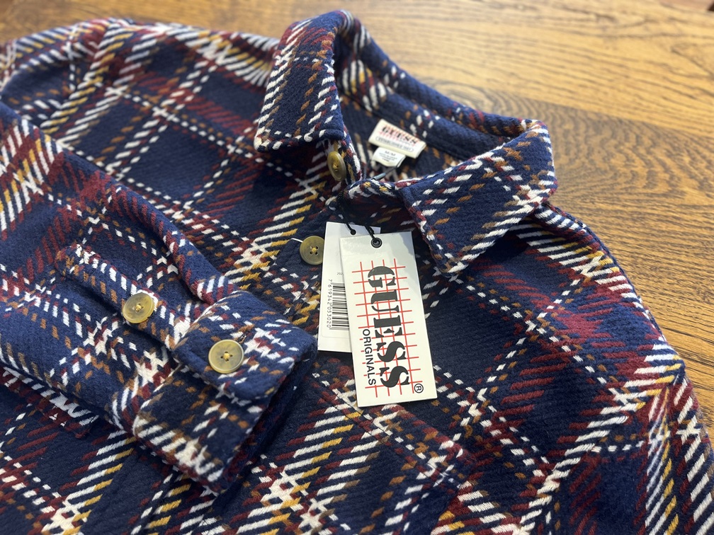 GUESSのブルゾンをテーブルに平置きした様子