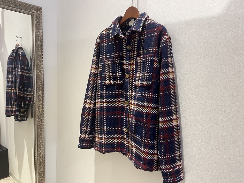 店内に吊るされたGUESSのチェックブルゾン