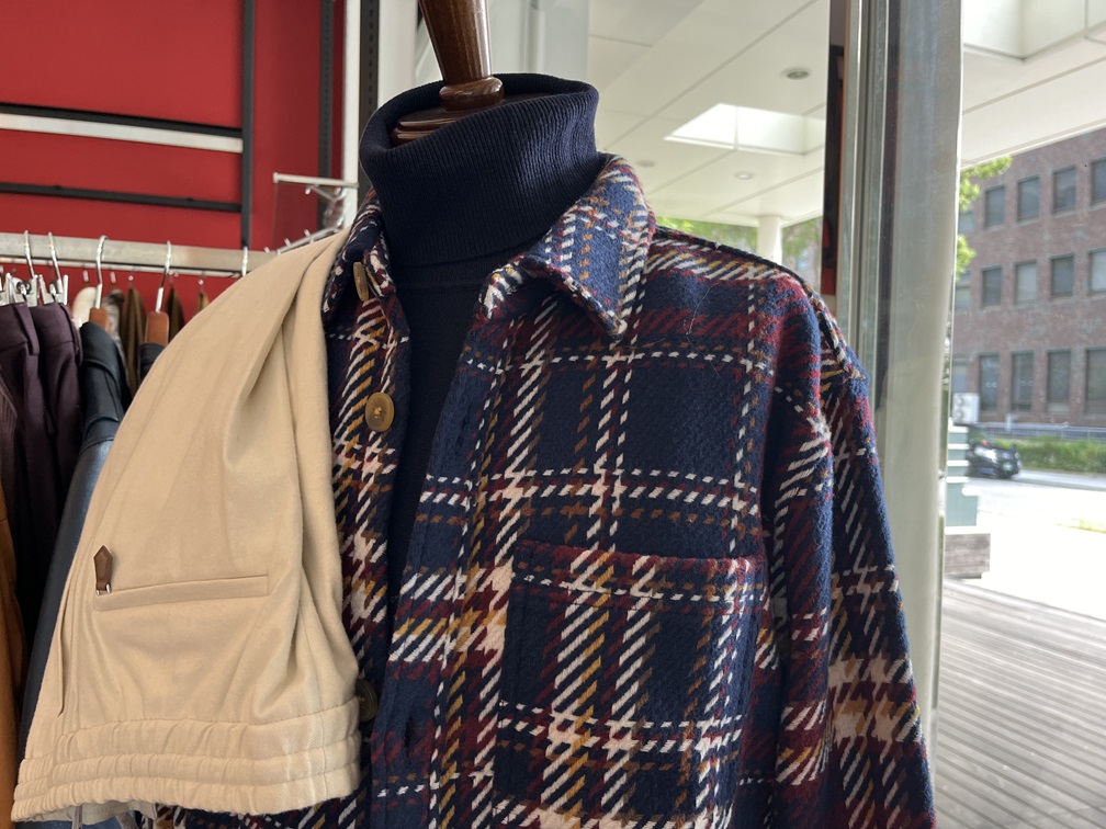 タートルネックと合わせたGUESSのスタイリング例