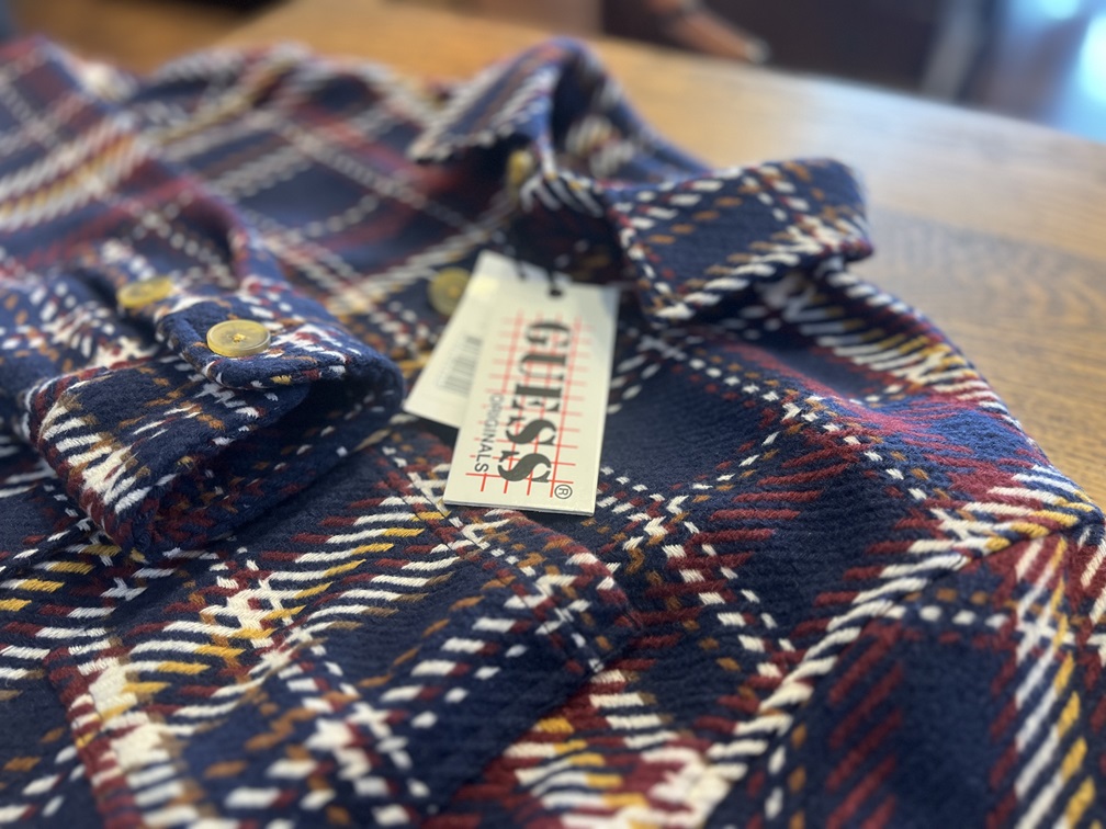 GUESSのチェック柄ブルゾンのタグとディテール