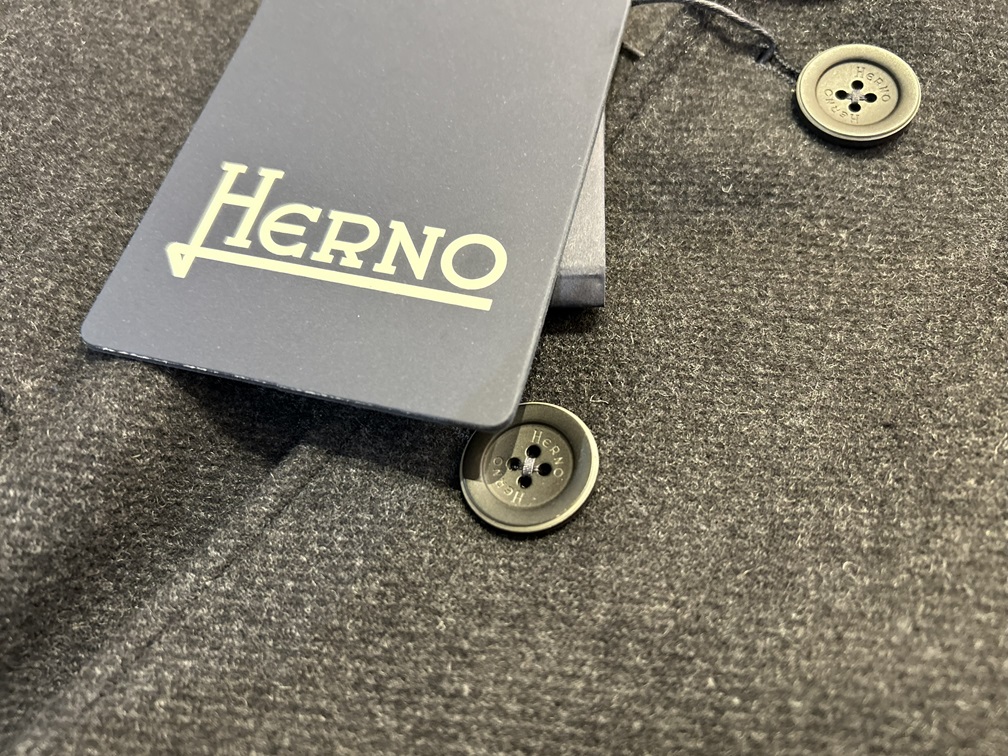 HERNOチェスターコートのタグとボタンディテールのクローズアップ