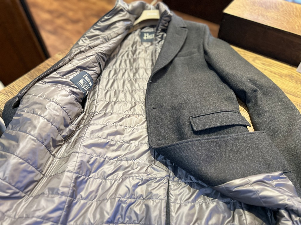 ライナーを開いた状態で見えるHERNOのチェスターコートの内側ディテール