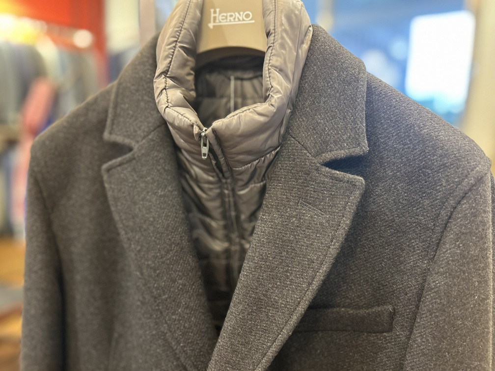 ハイネックライナー付きのHERNOチェスターコートの胸元アップ
