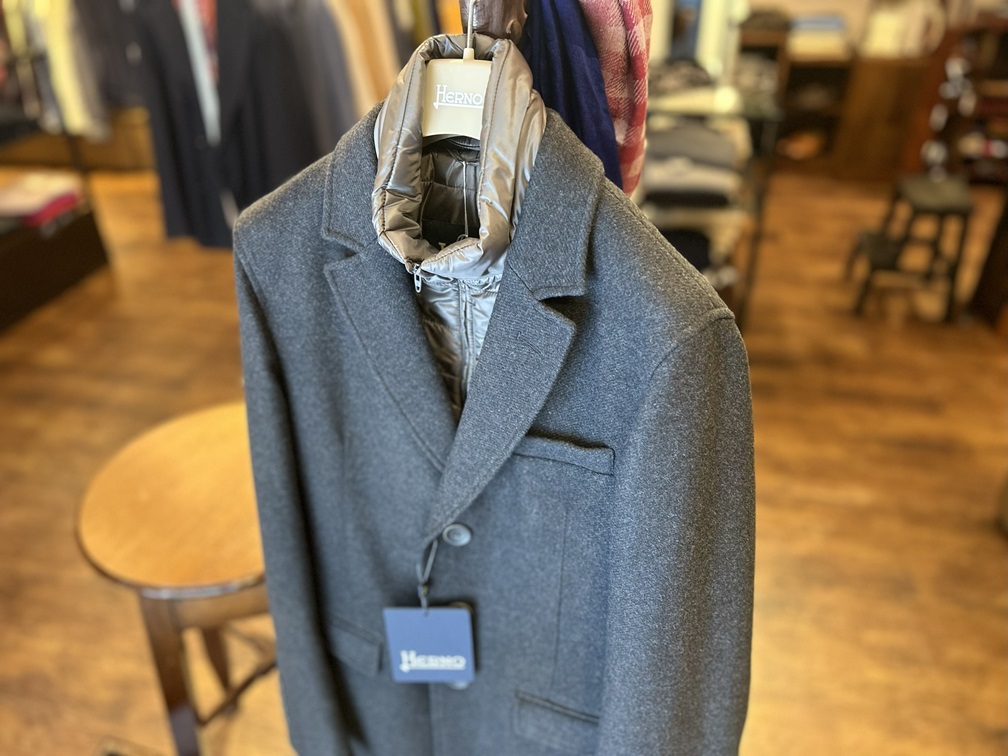 HERNOのグレーウールコート。インナーのキルティングが見える上品で温かなデザイン。