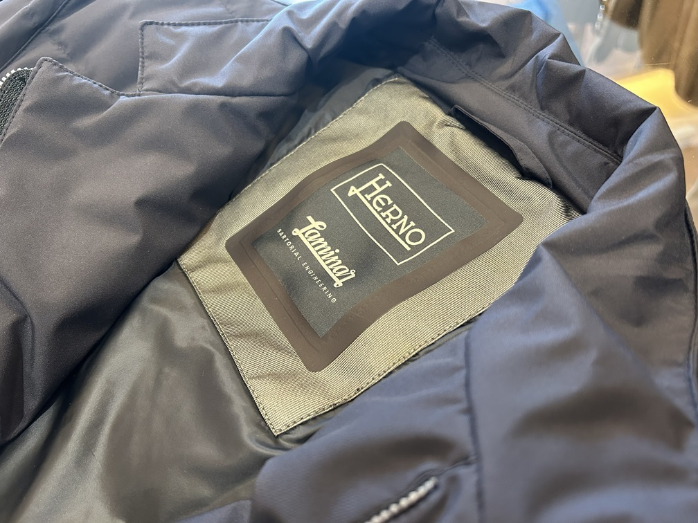 HERNO Laminarシリーズのロゴラベル。高機能素材を使用したハイテクラインを象徴するディテール。