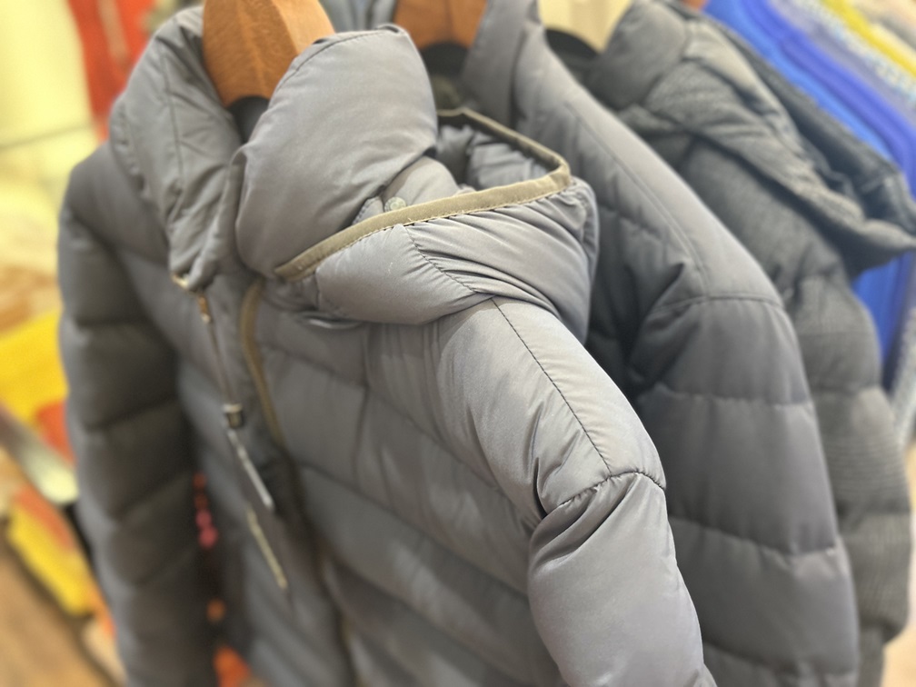 HERNOのダウンジャケット。肩から袖にかけてのふくらみと軽さが伝わるディテール写真。