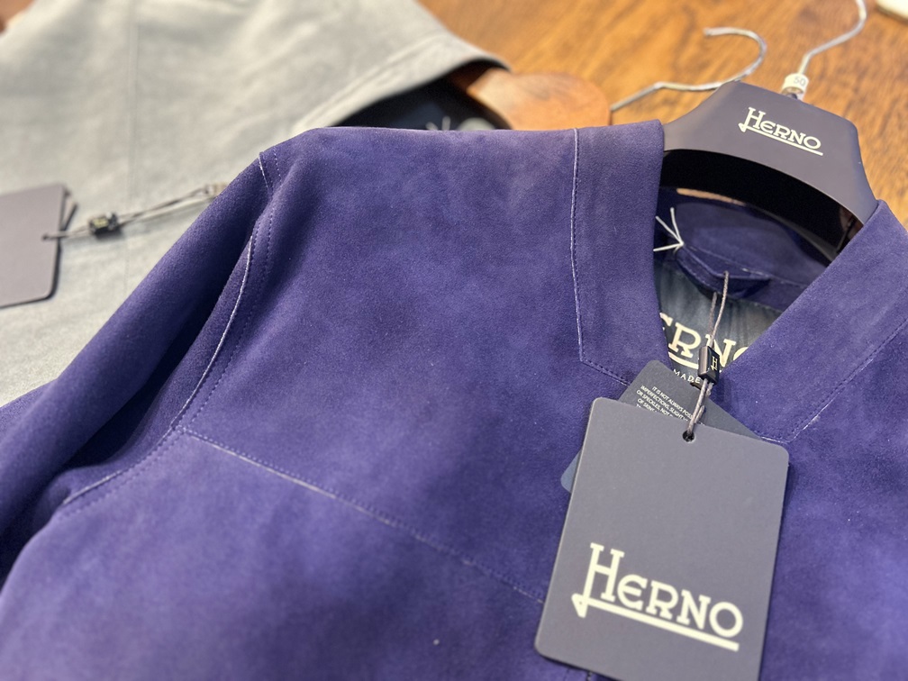 柔らかなタッチのHERNOスエードアウター。落ち着いたカラー展開で大人の装いを格上げ。