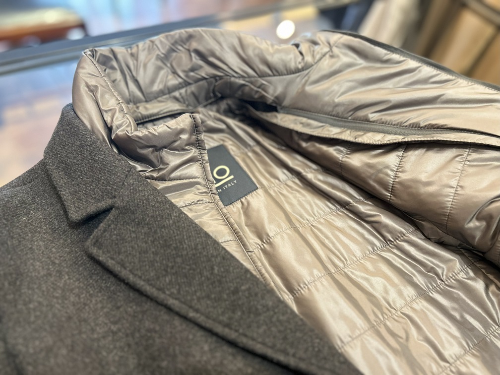 HERNOのウールコート内部に施されたキルティング仕様。軽さと保温性を兼ね備えた高級仕立ての一枚。