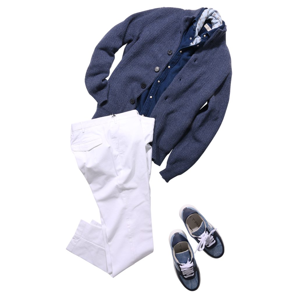 ブルーのニットブルゾンにホワイトパンツを合わせた爽やかなイタリアンカジュアルスタイル。