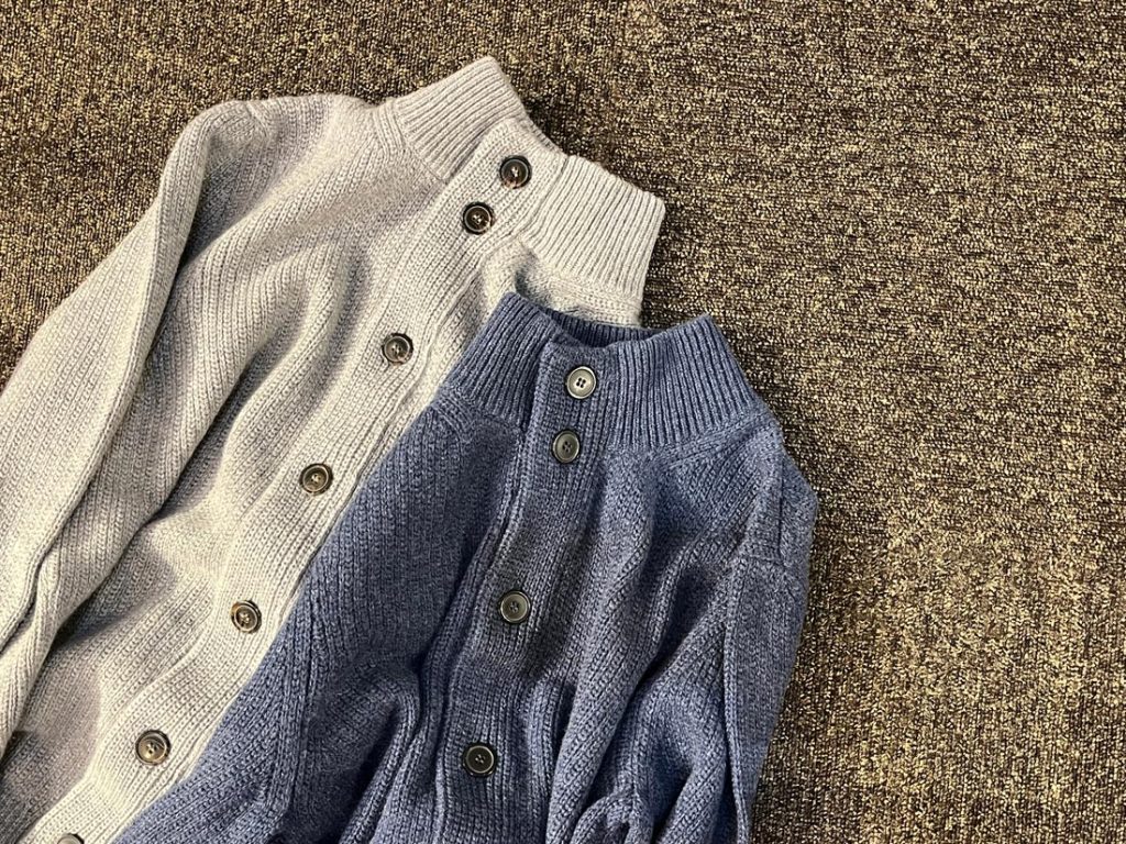 LAMANOが手掛けたブルゾンの全体像。ブルーとライトグレーの2色展開