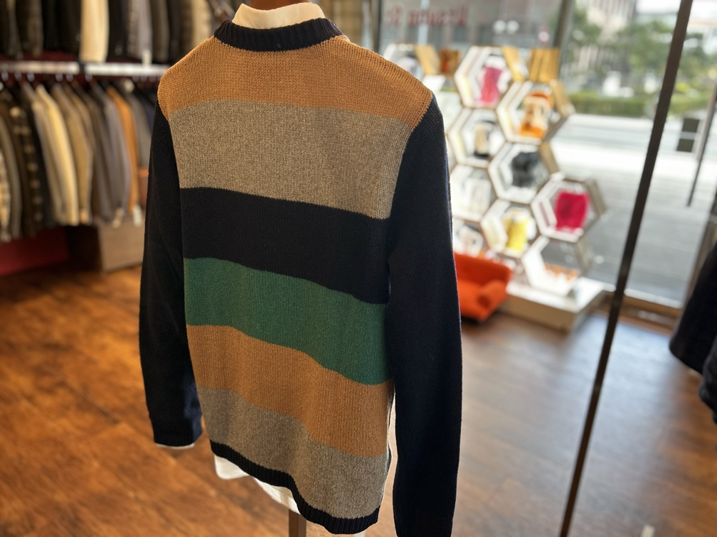 MARNIのマルチカラーブロックニットの背面。ネイビーを基調にした上品な配色。