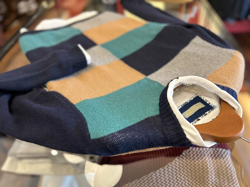 シャツとレイヤードしたMARNIマルチカラーセーターの上品コーディネート。