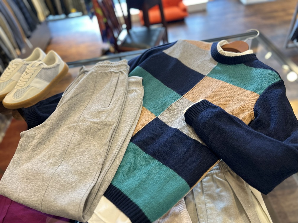 グレーパンツと合わせたMARNIマルチカラーニットのスタイリング例。