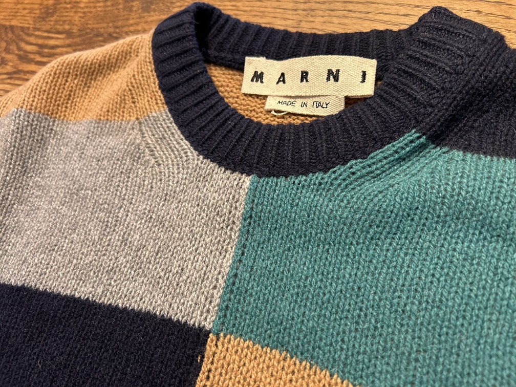 MARNIのブランドタグが見えるニットの襟元ディテール。イタリア製の上質感。