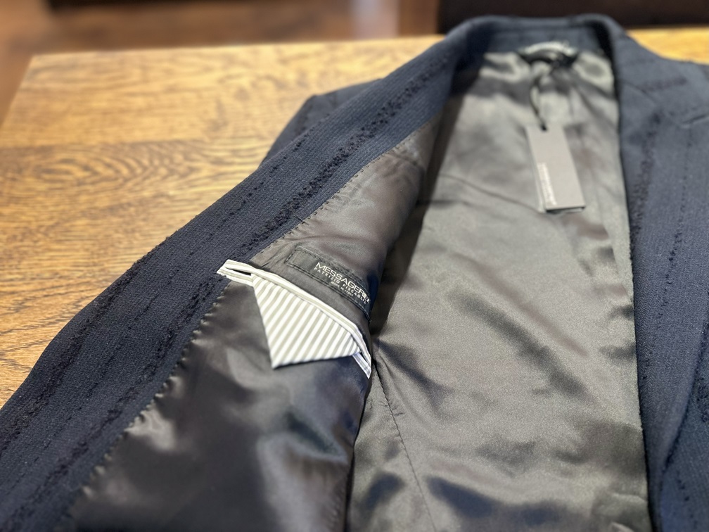 内側ストライプ裏地がアクセントのMESSAGERIEジャケット