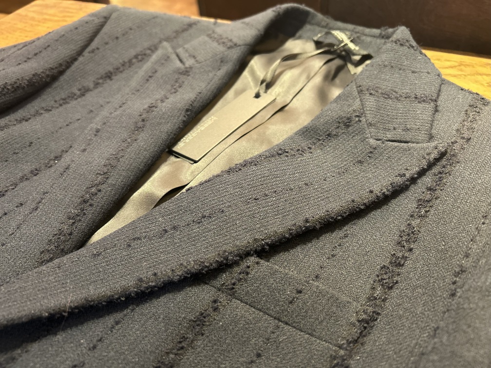 ラペルの立体感と織りの陰影が美しいMESSAGERIEジャケット