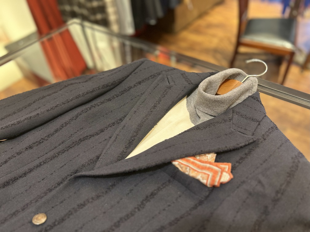 タートルニットと合わせたMESSAGERIEブラックジャケットの着こなし