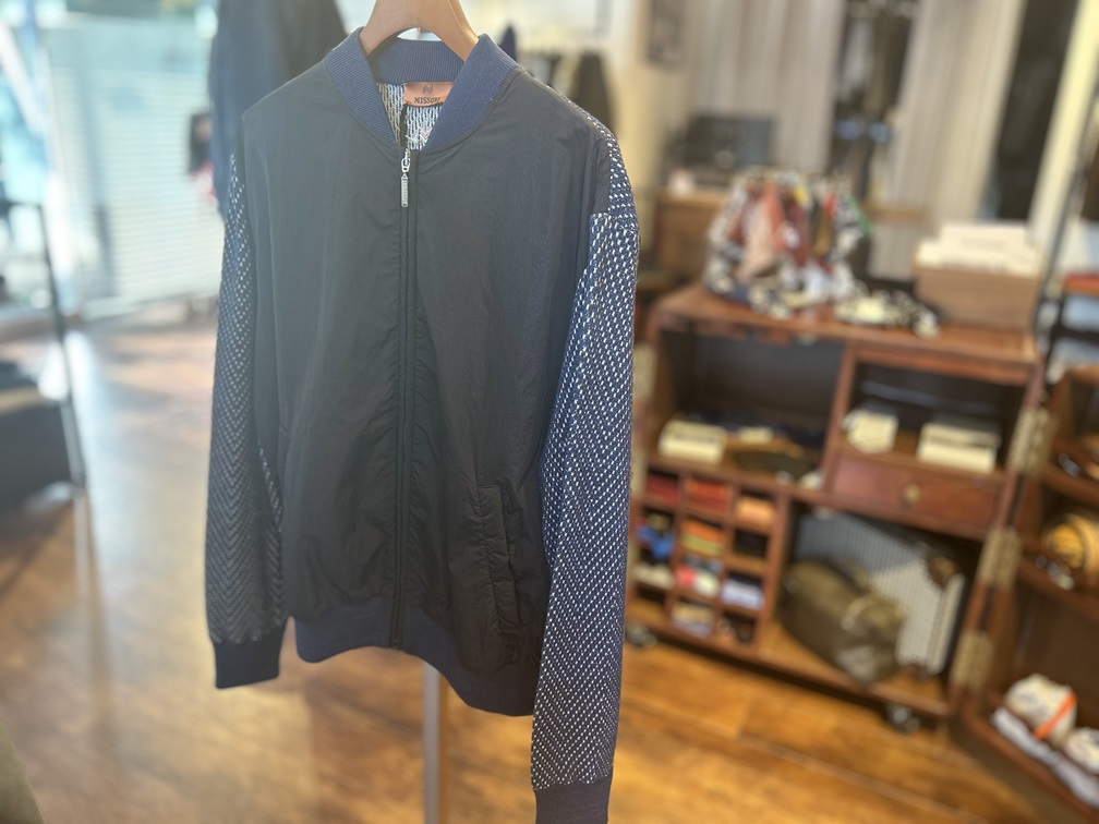 ハンガーに掛けられたMISSONIナイロン×ニットコンビブルゾンの全体シルエット