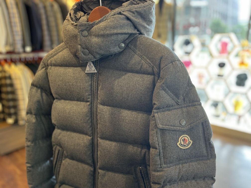 ハンガーにかけられたMONTGENEVREグレーダウンジャケットの全体像