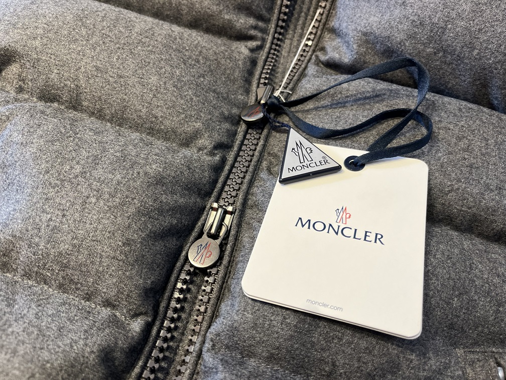 モンクレールのMONTGENEVREダウンジャケット グレーのジップディテール