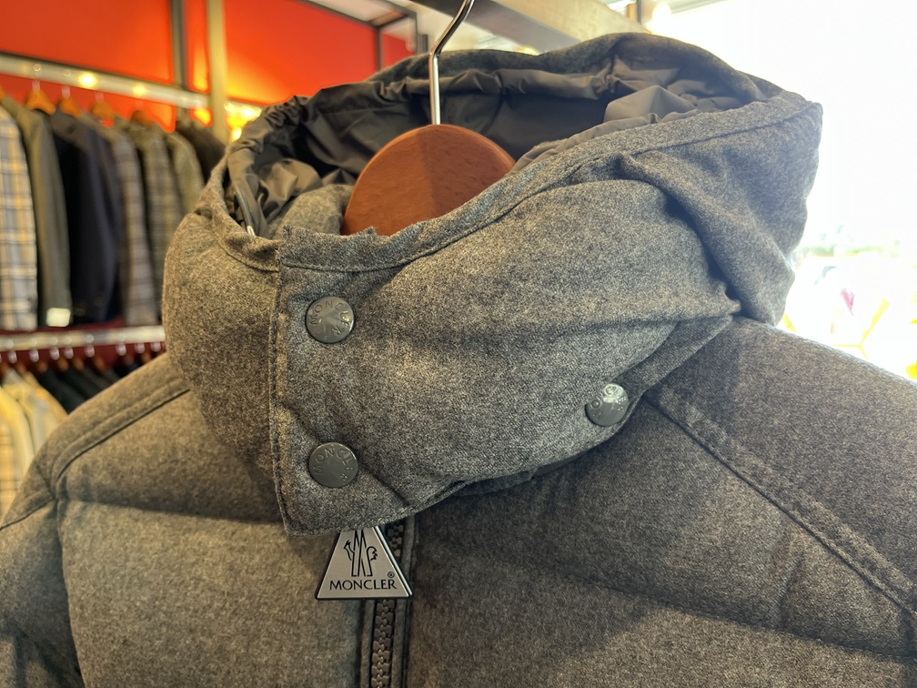 モンクレールMONTGENEVREのフードとスナップボタンのディテール