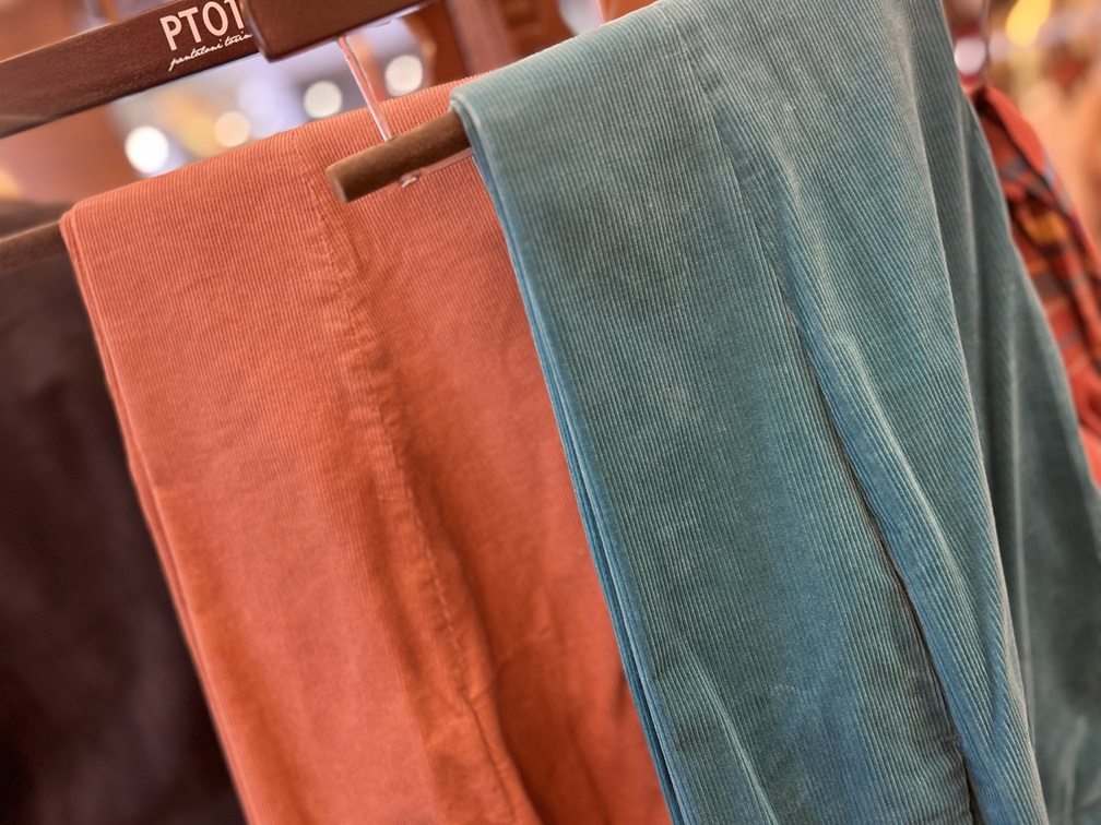 PT TORINOのコーデュロイパンツ。中畝のしっかりとした立体感が特徴で、秋冬らしいレンガカラーとブルーグリーンの2色が上品な印象を演出する。