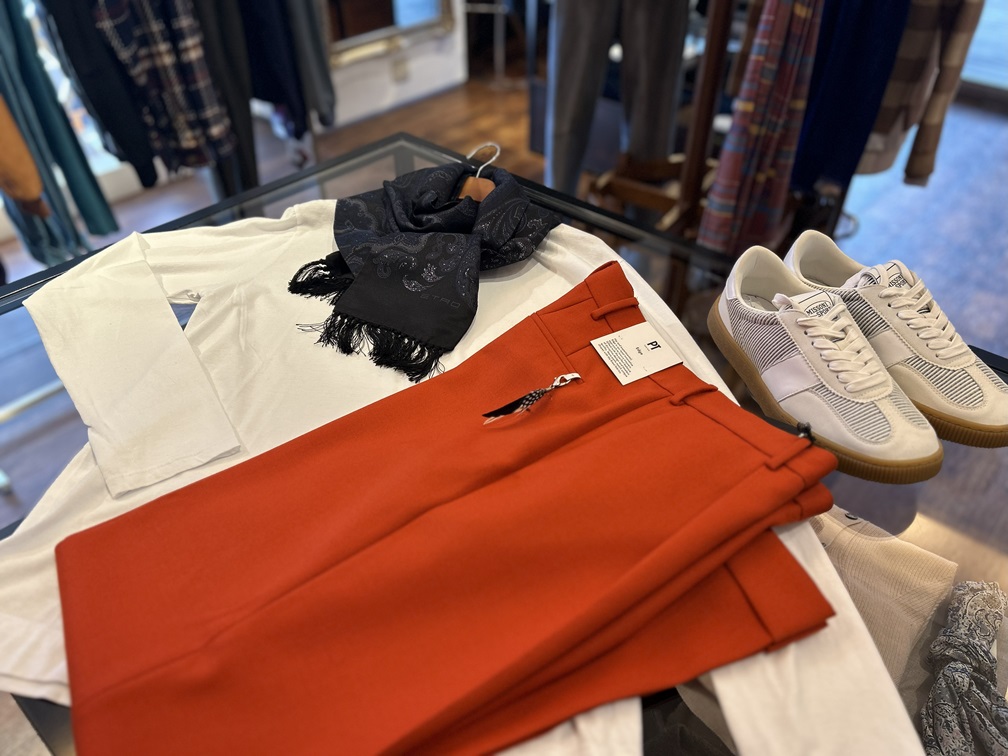 ホワイトカットソーとスニーカーで合わせたPT TORINOオレンジパンツのカジュアルスタイル。