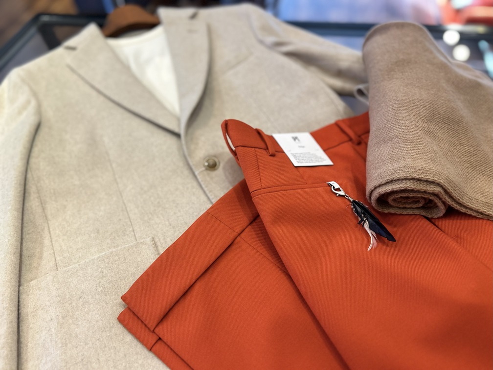 ベージュジャケットと合わせたPT TORINOオレンジパンツの上品なコーディネート。
