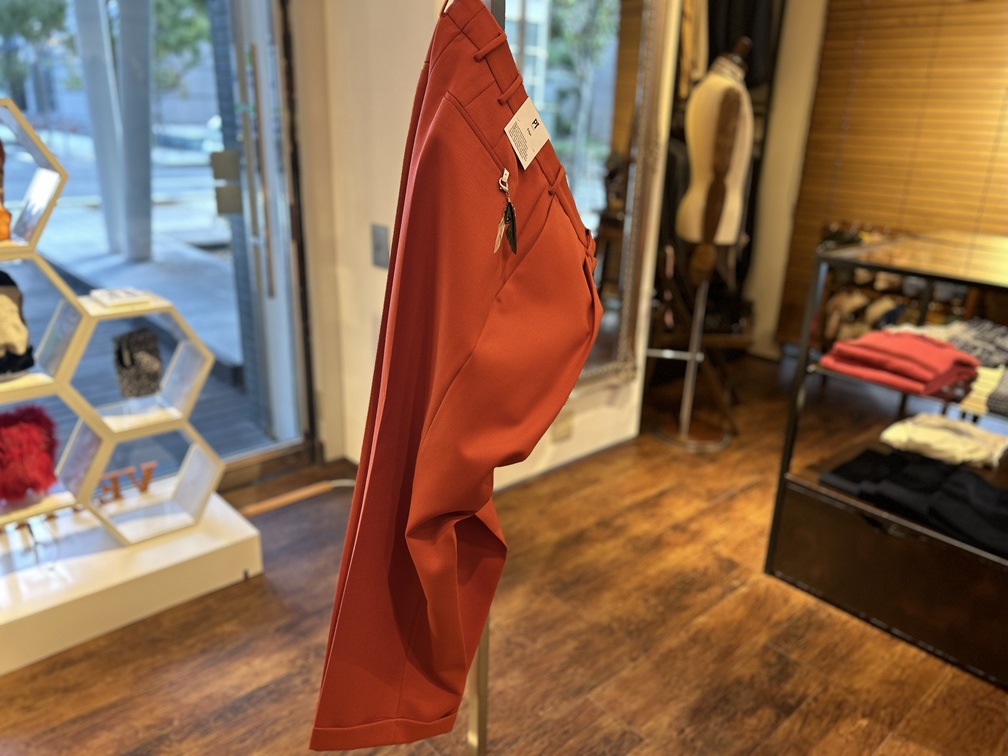 PT TORINO EDGEシリーズのオレンジウールパンツ全体像。深みのある発色と上品な生地感が特徴。