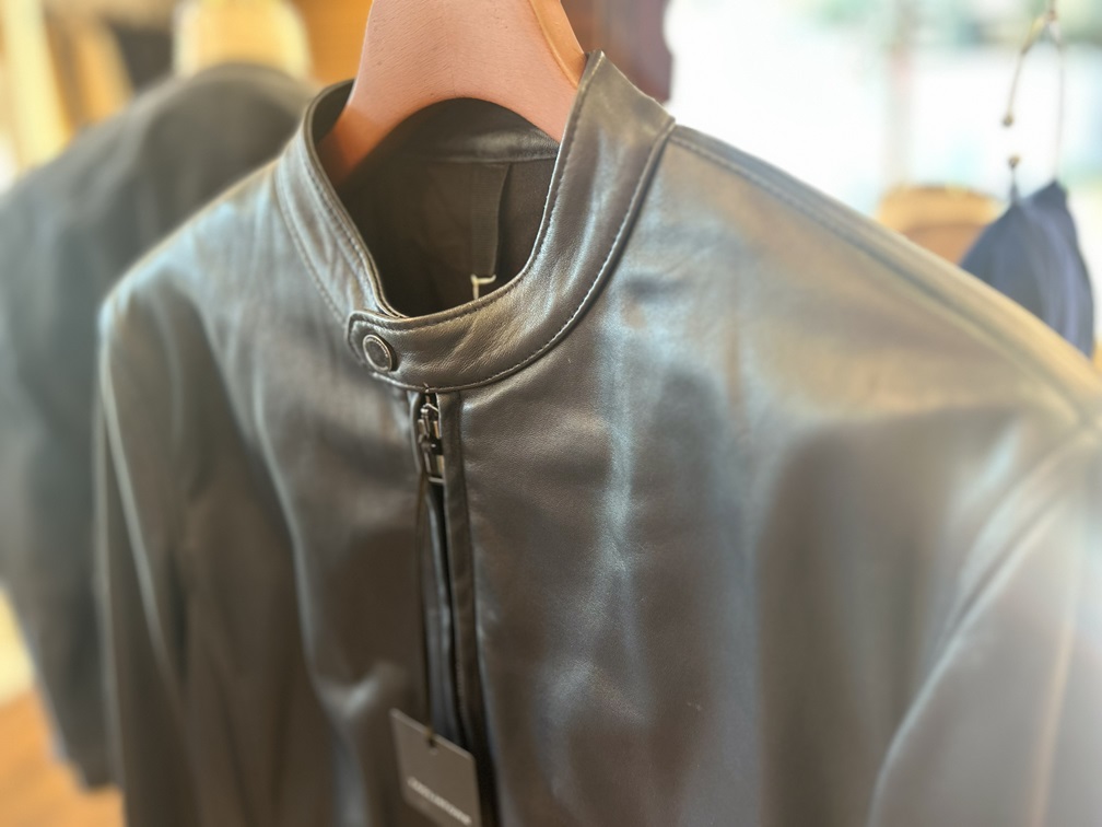 スタンドカラーが美しいTAGLIATOREのネイビーライダース全体